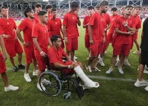 Momente emoționante pe „Arc”! Jucătorii de la Dinamo 2, implicați în gravul accident rutier, aplauda