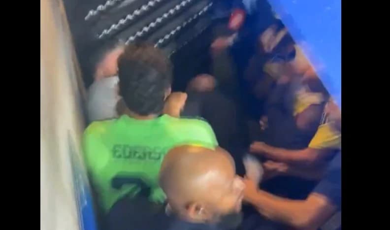Momente ireale la Lyon: Matteo Guendouzi a provocat o bătaie generală. S-au cărat pumni şi picioare