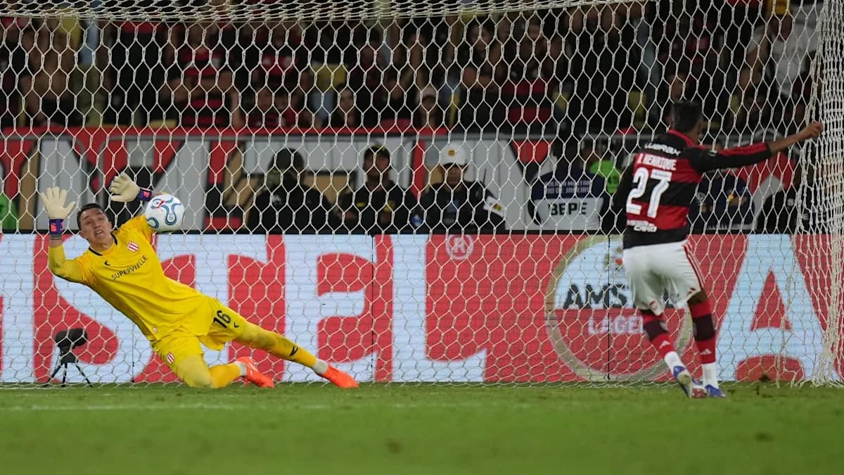 Muslera’s 3 penalty saves lift 10-man Estudiantes past Flamengo into Libertadores final