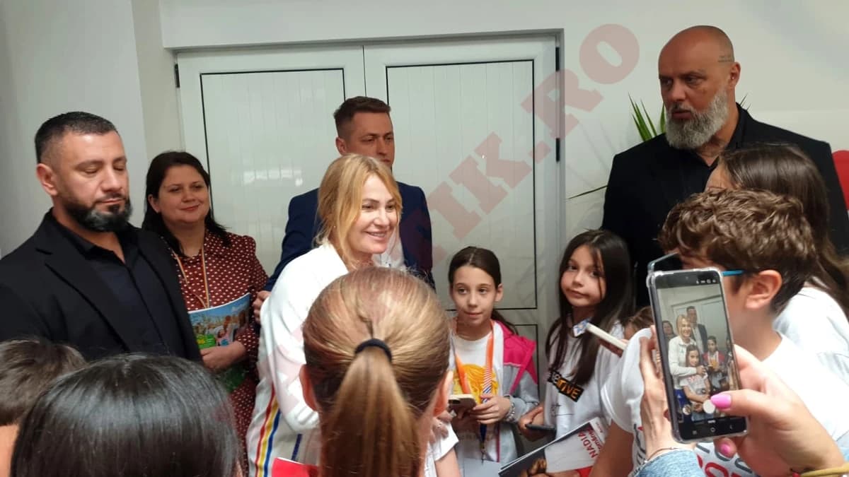 Nadia Comăneci, asaltată de copii la revenirea în Onești, la 50 de ani de la Jocurile Olimpice de la