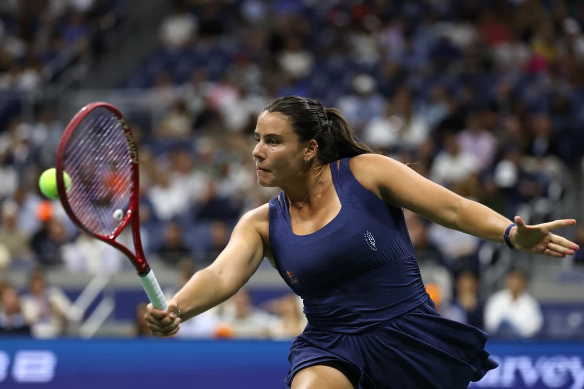 Navarro returns to US Open quarterfinals with straight-sets win over Kalinskaya