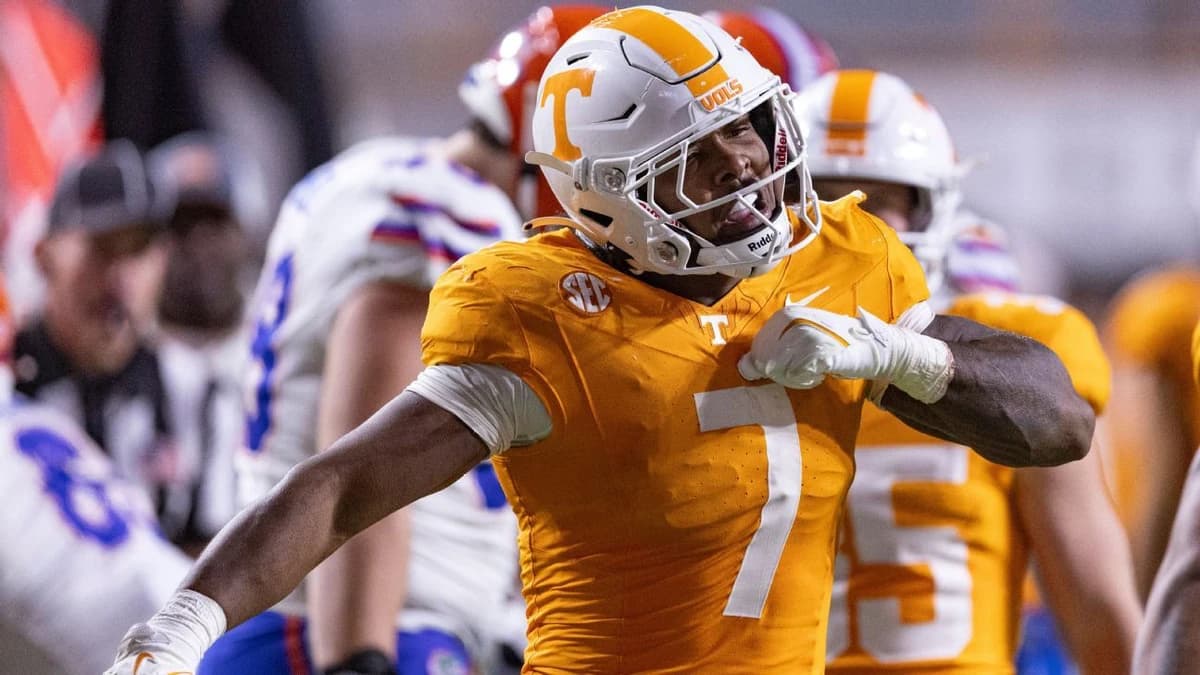 NCAA suspends Tennessee LB over $427 flight