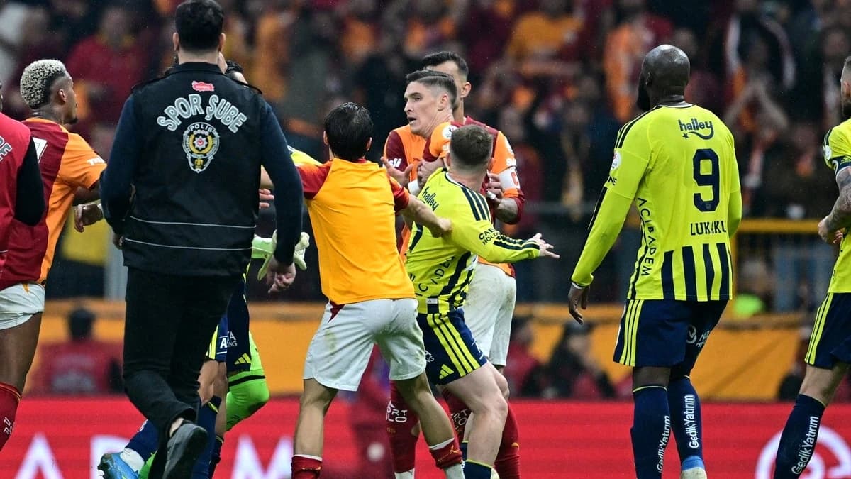 Nebunie în Galatasaray – Fenerbahce! Gol din „foarfecă” și bătaie generală după finalul meciului. Vi