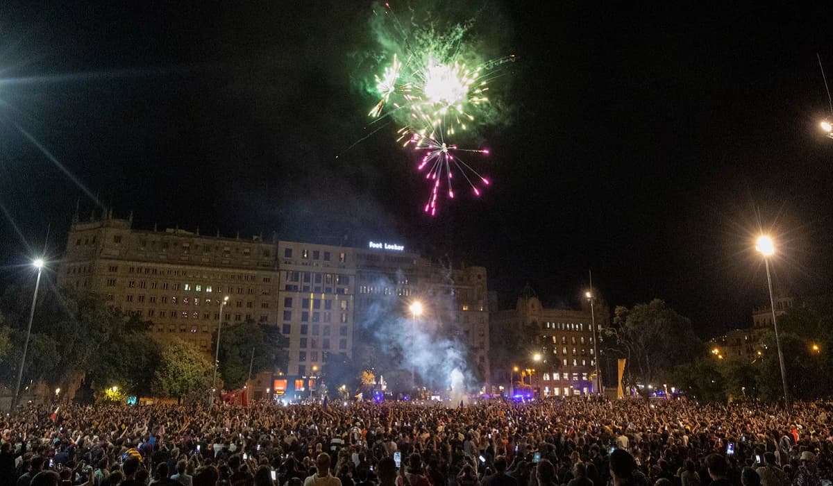 Nebunie în Placa Catalunya după ce Barca a devenit campioană! Doi jucători au ajuns printre miile de