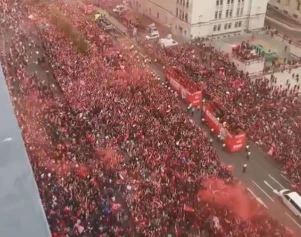 Nebunie la Londra! Paradă cu 500.000 de oameni, a doua zi după ce Arsenal a pierdut finala Champions