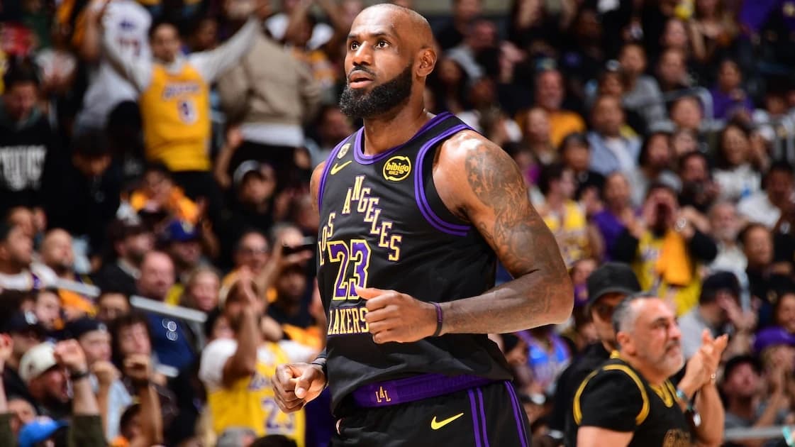 New LeBron James Rumors on Decision Timeline, Reaction from Teams Eyeing NBA Free Agent