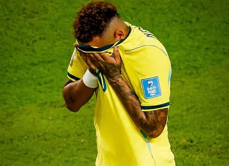 Neymar, suspendat două meciuri după eliminarea pentru că a vorbit cu un adversar având mâna la gură