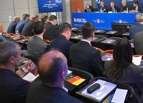 Nimeni nu vrea să preia conducerea Federației de fotbal! Adunarea a fost amânată din nou, iar UEFA v