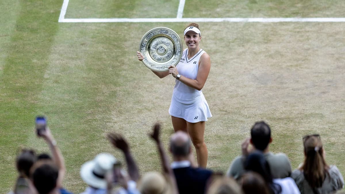 Noskova triumphs in thrilling all-Czech final
