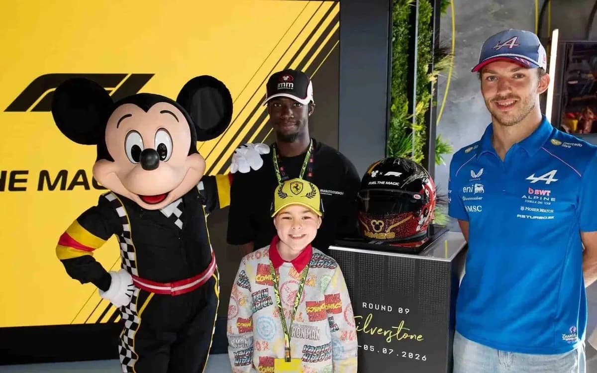 O cască Disney face istorie în Formula 1