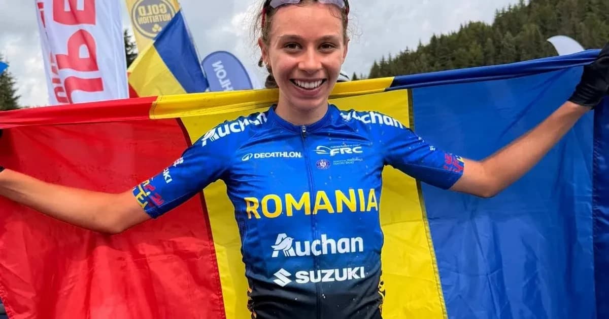 O ciclistă româncă, pe podiumul Campionatelor Europene de mountain bike. A câștigat medalia de bronz
