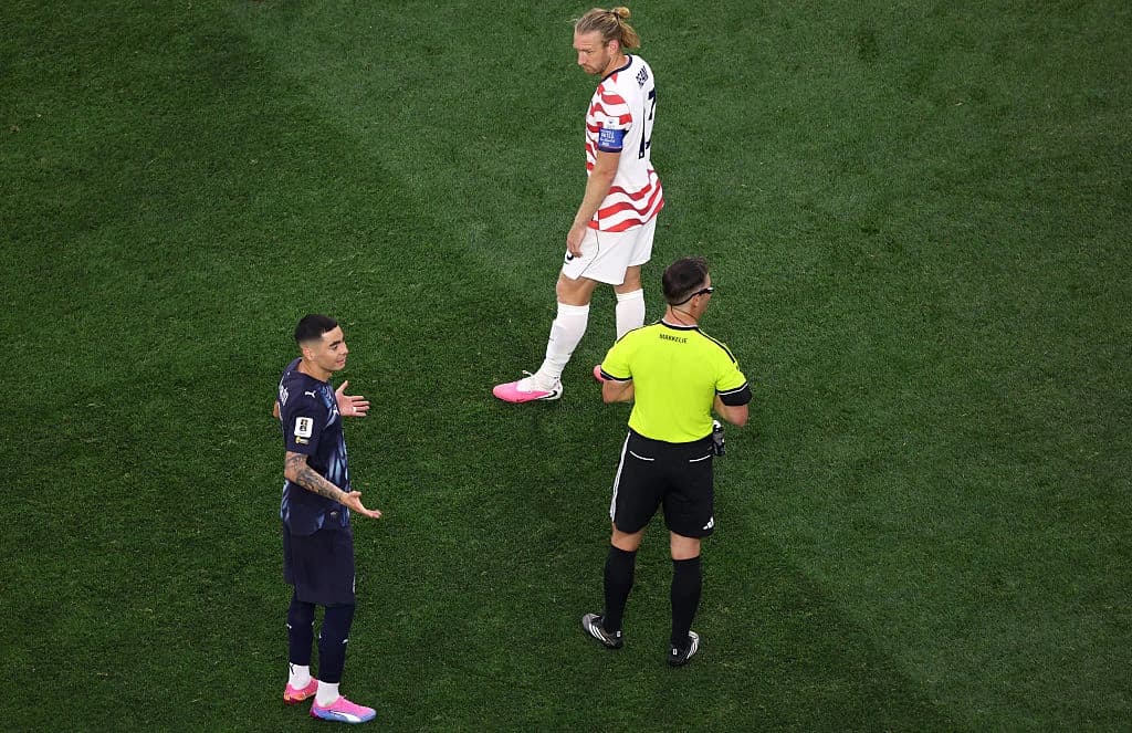 O nouă regulă de arbitraj, aplicată la SUA - Paraguay: jucătorii, confuzi când arbitrul a fost chema