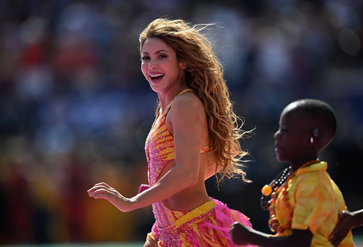 O româncă a îmbrăcat dansatorii Shakirei la show-ul de la finala Cupei Mondiale!
