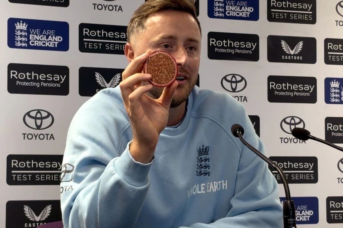 Ollie Robinson and Josh Tongue cut ball in half after completing rare feat for England against Pakis