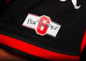Omagiu pentru legenda Milanului: „6 pentru totdeauna” » Emblema de pe tricourile rossonerilor în ace