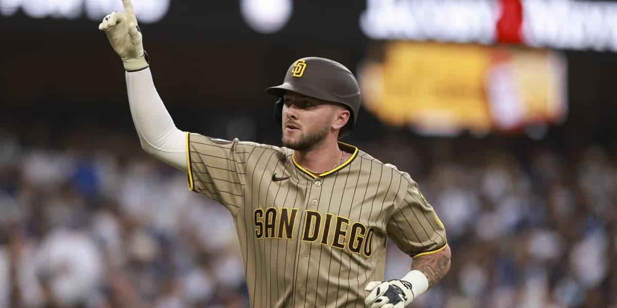 Padres drop 7th straight, fall under .500 despite King's strong effort