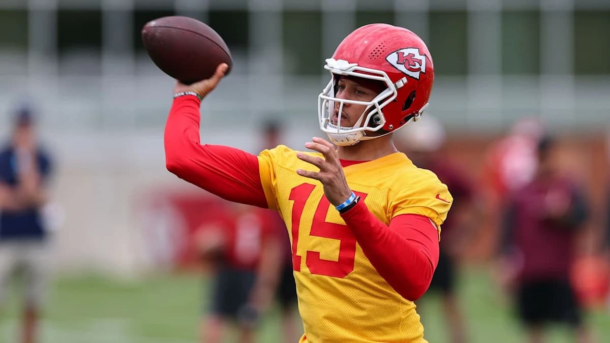 Patrick Mahomes takes part in Chiefs' first voluntary workout, five months after undergoing knee sur