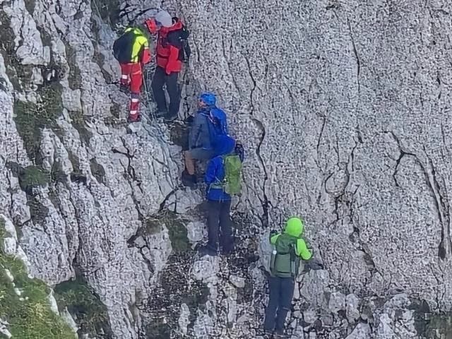Patru turişti blocaţi pe un traseu periculos de stâncă din Piatra Craiului, coborâţi de salvamontişt