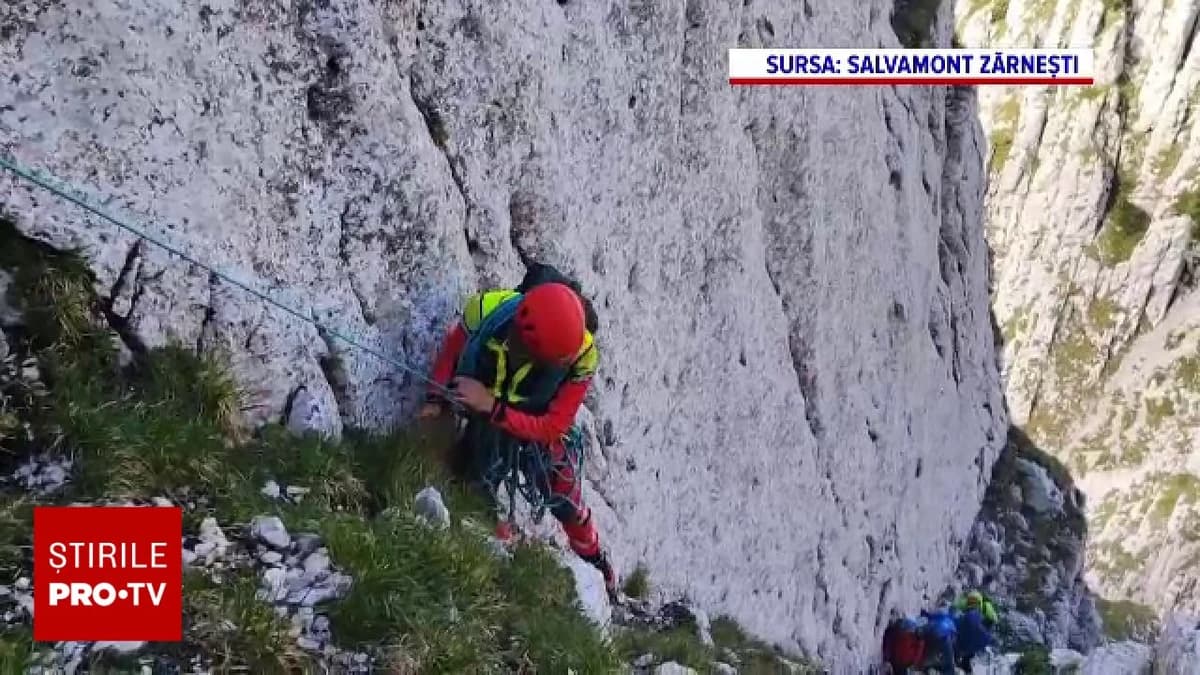 Patru turiști fără echipament adecvat au fost recuperați după șapte ore din Piatra Craiului