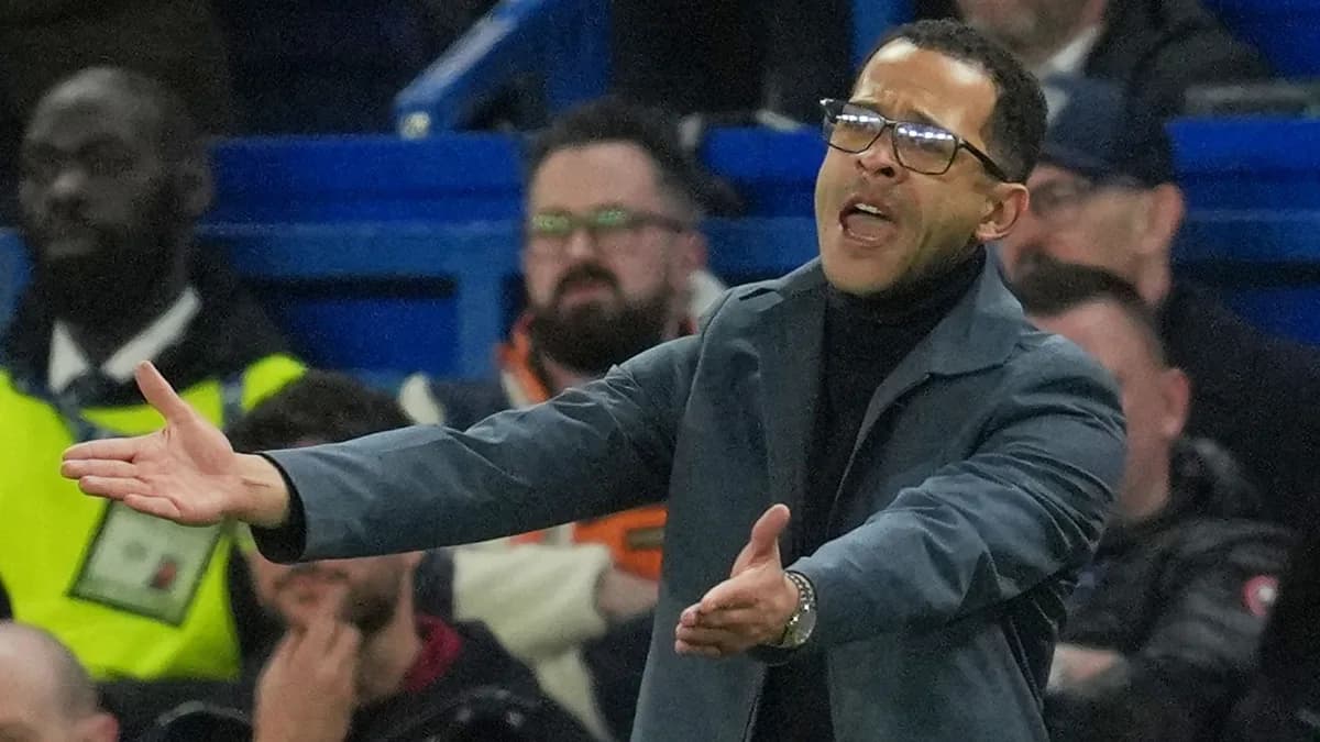 Paul Merson is unsure about what Chelsea are doing with the pressure growing on Liam Rosenior