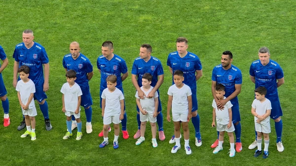 Pe câți îi mai recunoști? De la Cosmin Olăroiu la Daniel Niculae și de la Victoraș Iacob la Romeo St