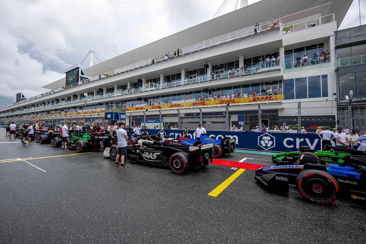 Piloţii din Formula 1, în maşini minuscule construite din Lego! Paradă inedită înaintea Marelui Prem