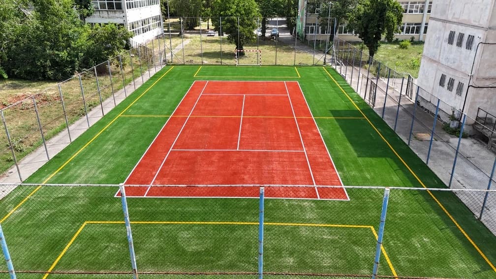 Primăria Timişoara modernizează curţile şi terenurile de sport din şcoli FOTO -