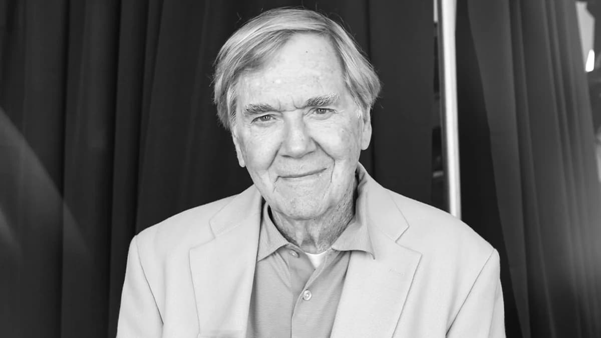 Pro Football Hall of Famer Raymond Berry, 93, dies