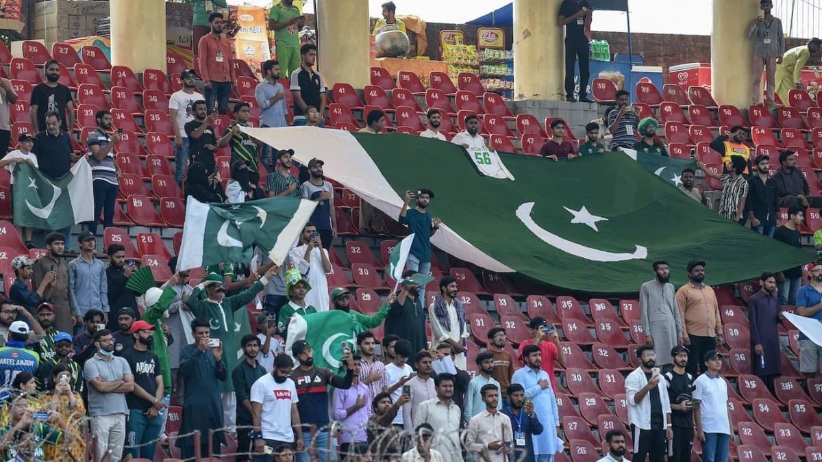 Protesters mistake Pak's U-19 team for asylum seekers