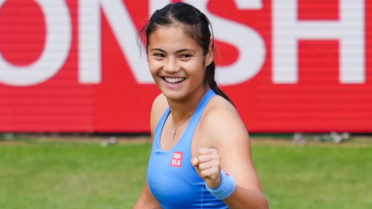 Queen's Club: Emma Raducanu impresses in blistering straight sets win over Anna Blinkova in lead up