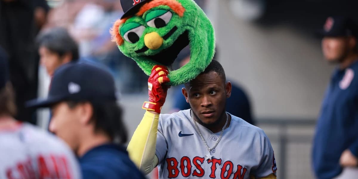 Rafaela's 2-HR night extends Red Sox surge