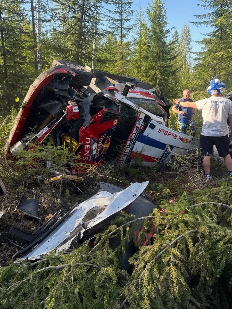 Raliu: Ieşire violentă de pe traseu în Finlanda pentru Sébastien Ogier. Francezul, conştient, a fost