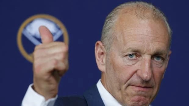 Ralph Krueger suferă de Parkinson. A fost antrenor în NHL și la naționala de hochei a Elveției și șe