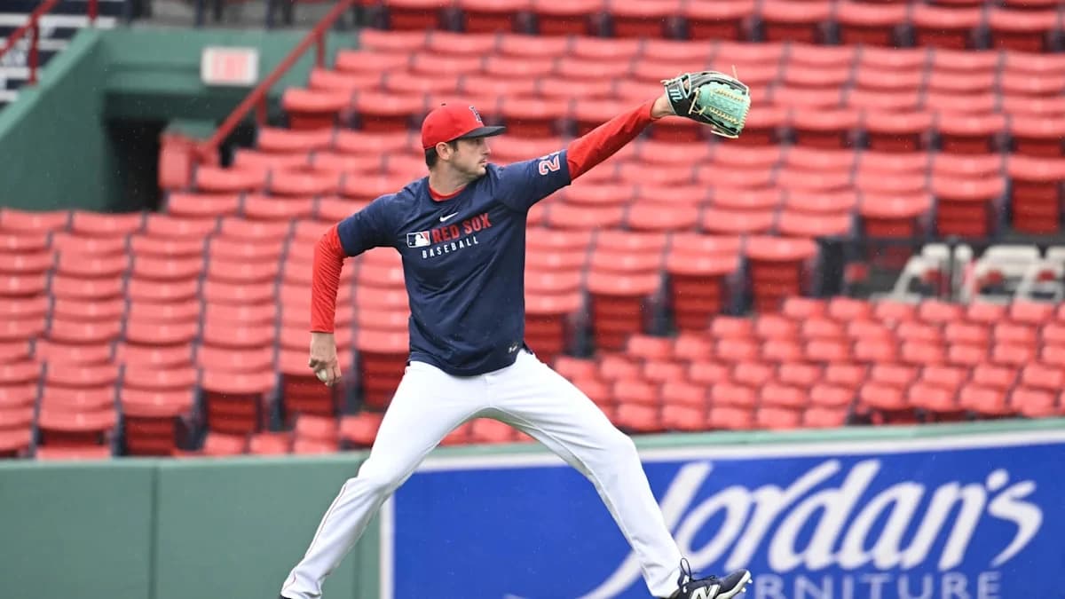 Red Sox pitcher played through a fractured leg in September: report