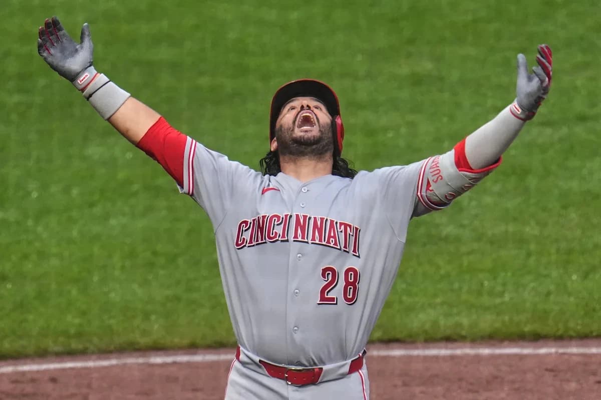 Reds' Eugenio Suárez leaves after taking pitch to hand; X-ray inconclusive, CT scan scheduled