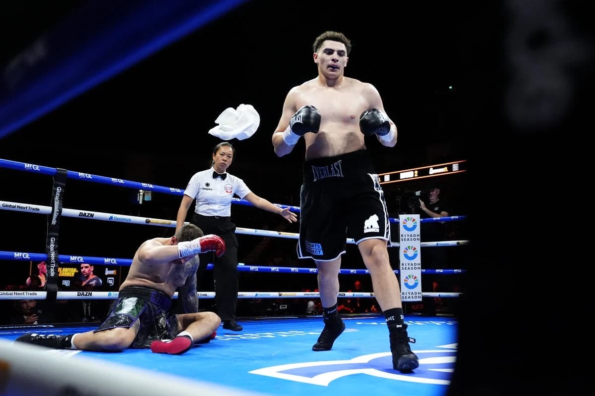 Referee refuses boxer’s towel twice before knockout on Dubois v Wardley 2 undercard