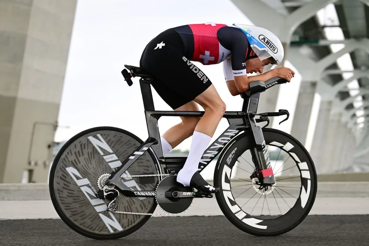 Road World Championships: Marlen Reusser storms to victory in elite women's time trial, catching Dem