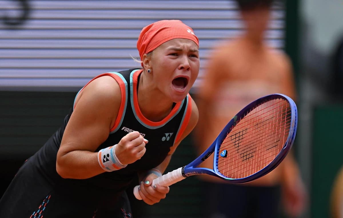 Roland Garros: Condusă cu 6-3, 4-1, Shnaider a produs surpriza eliminând-o pe Sabalenka şi va juca p