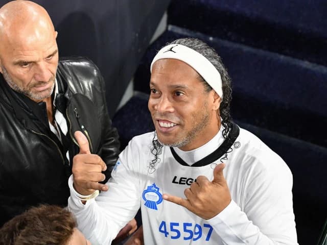 Ronaldinho a semnat și va juca un meci de fotbal, la 46 de ani