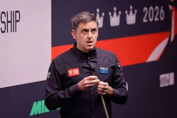 Ronnie O'Sullivan stepped in to help Wu Yize midway through World Championship final