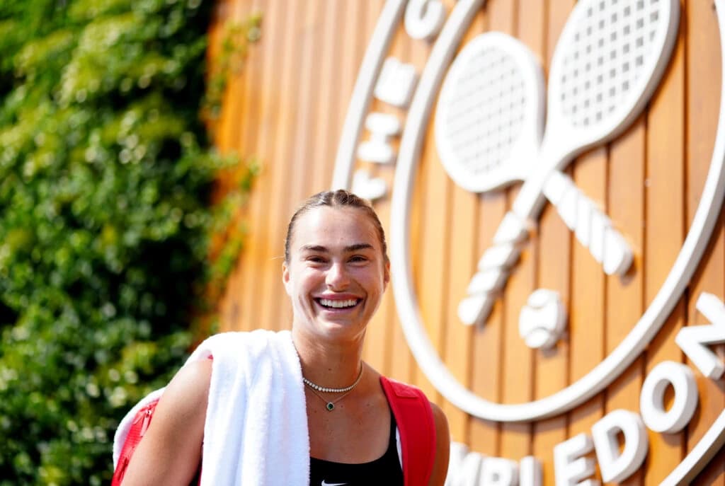 Sabalenka și Sinner, principalii favoriți pe tablourile de simplu, avansează în turul al treilea la