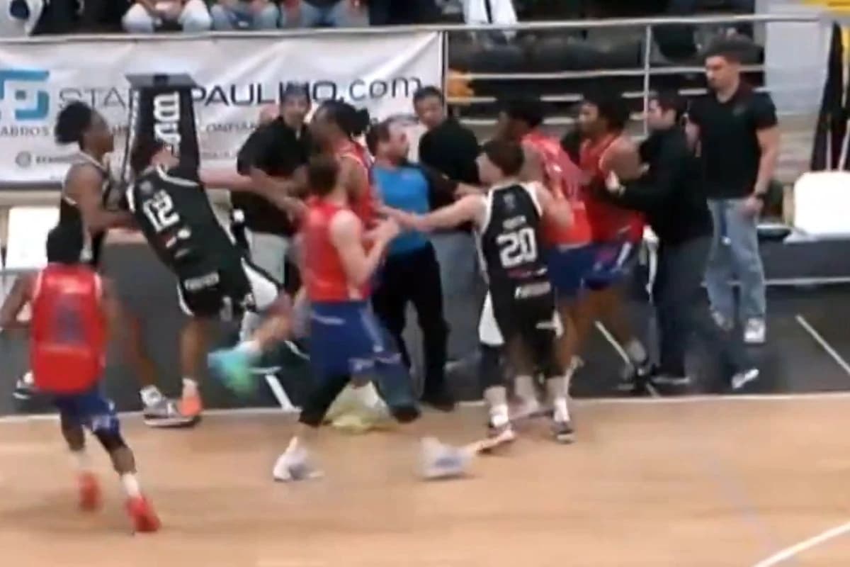 Scandal într-un meci de baschet din Portugalia! 11 jucători au fost eliminați, după ce s-au bătut pe
