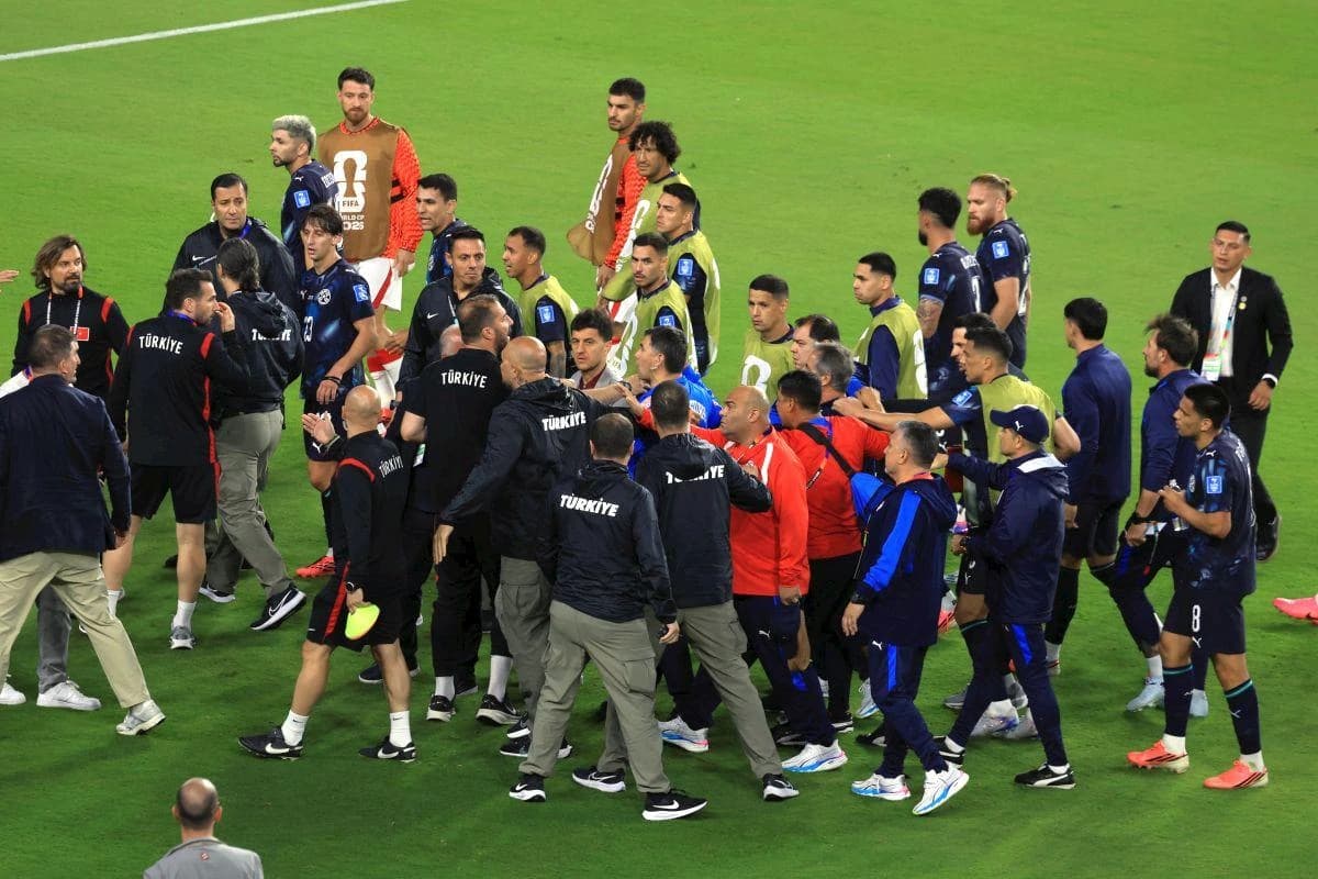 Scandal la Turcia - Paraguay » A devenit primul fotbalist din istorie eliminat pentru că și-a acoper