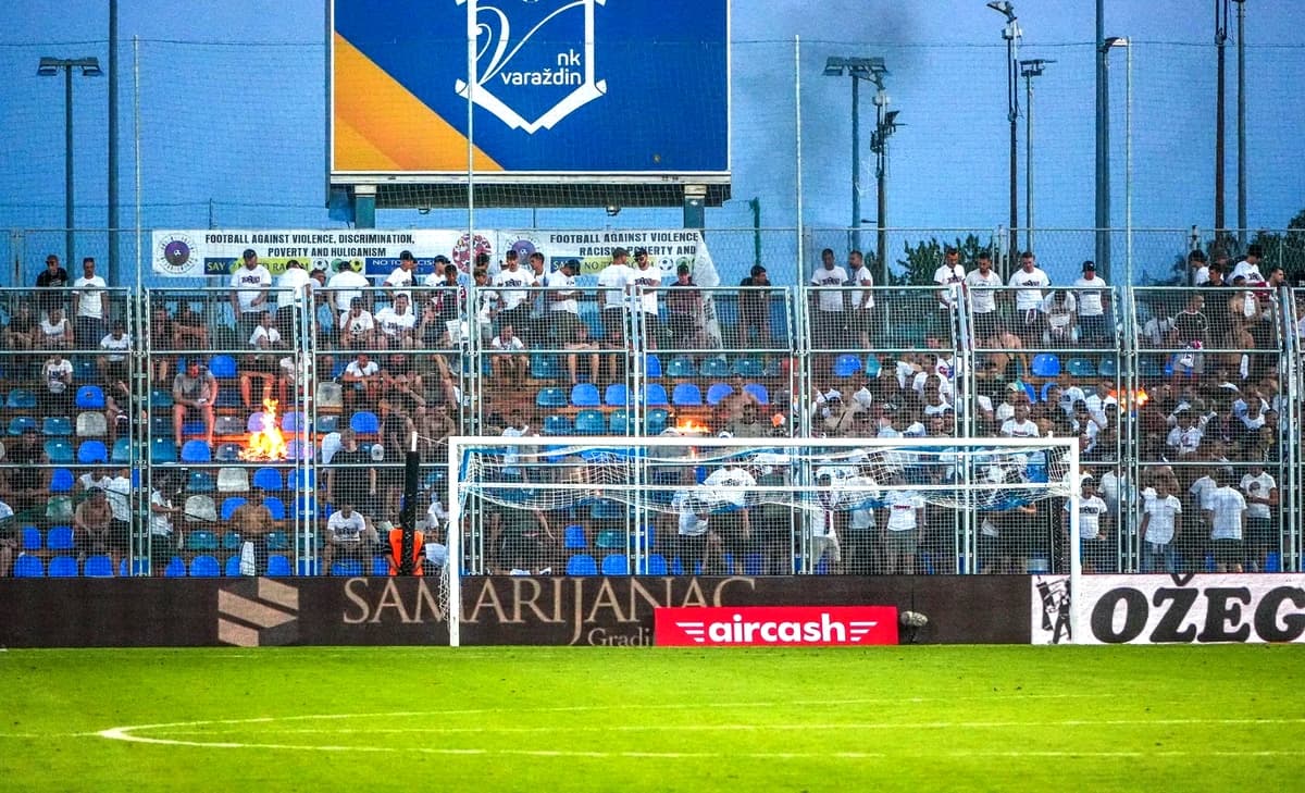 Scene de haos total în Europa: au dat foc la stadion în minutul 90! "Gunoi politic de echipă"