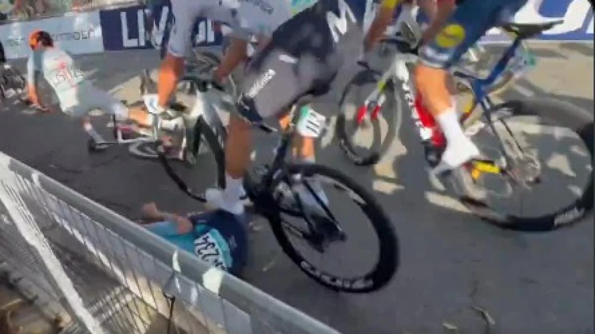 Scene dramatice în Gran Piemonte. Câștigătorul unei etape, călcat de alți cicliști după o căzătură v