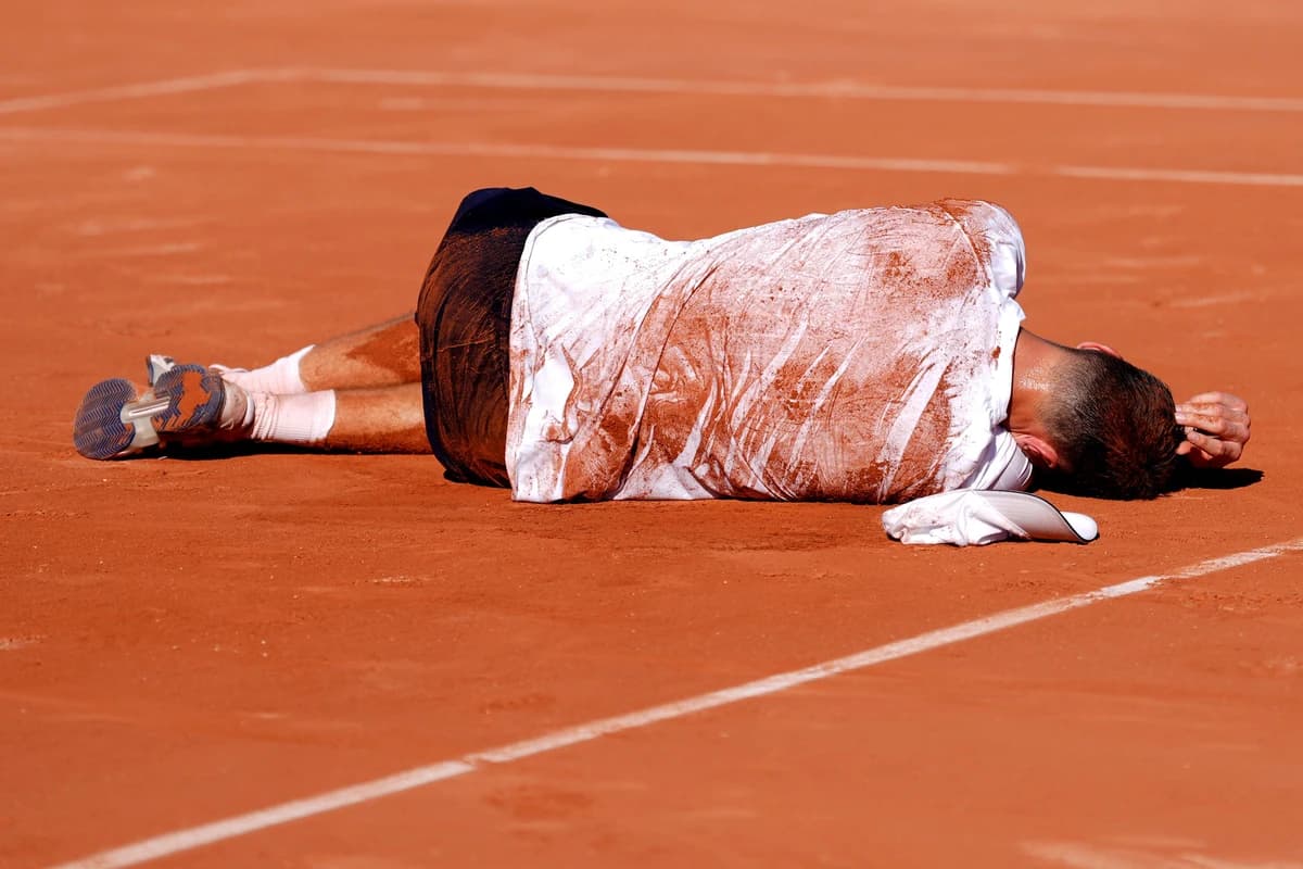 Scene dramatice la Roland Garros! S-a prăbușit pe teren, după meciul care a durat aproape 5 ore