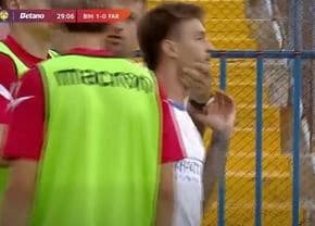 Scene incredibile în Cupa României: apucat de gură în timpul meciului!