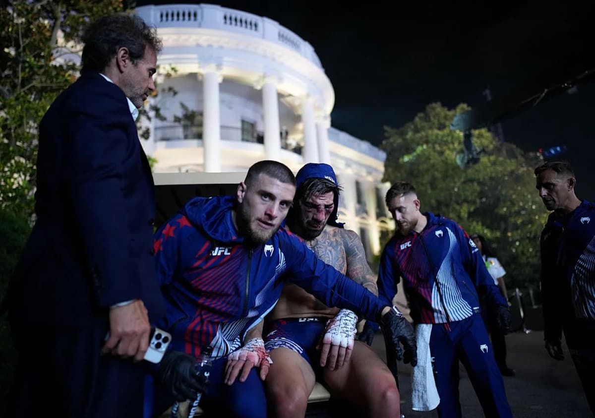 Scene șocante în UFC: a pierdut centura și a fost scos pe brațe din cușcă și dus de urgență la spita