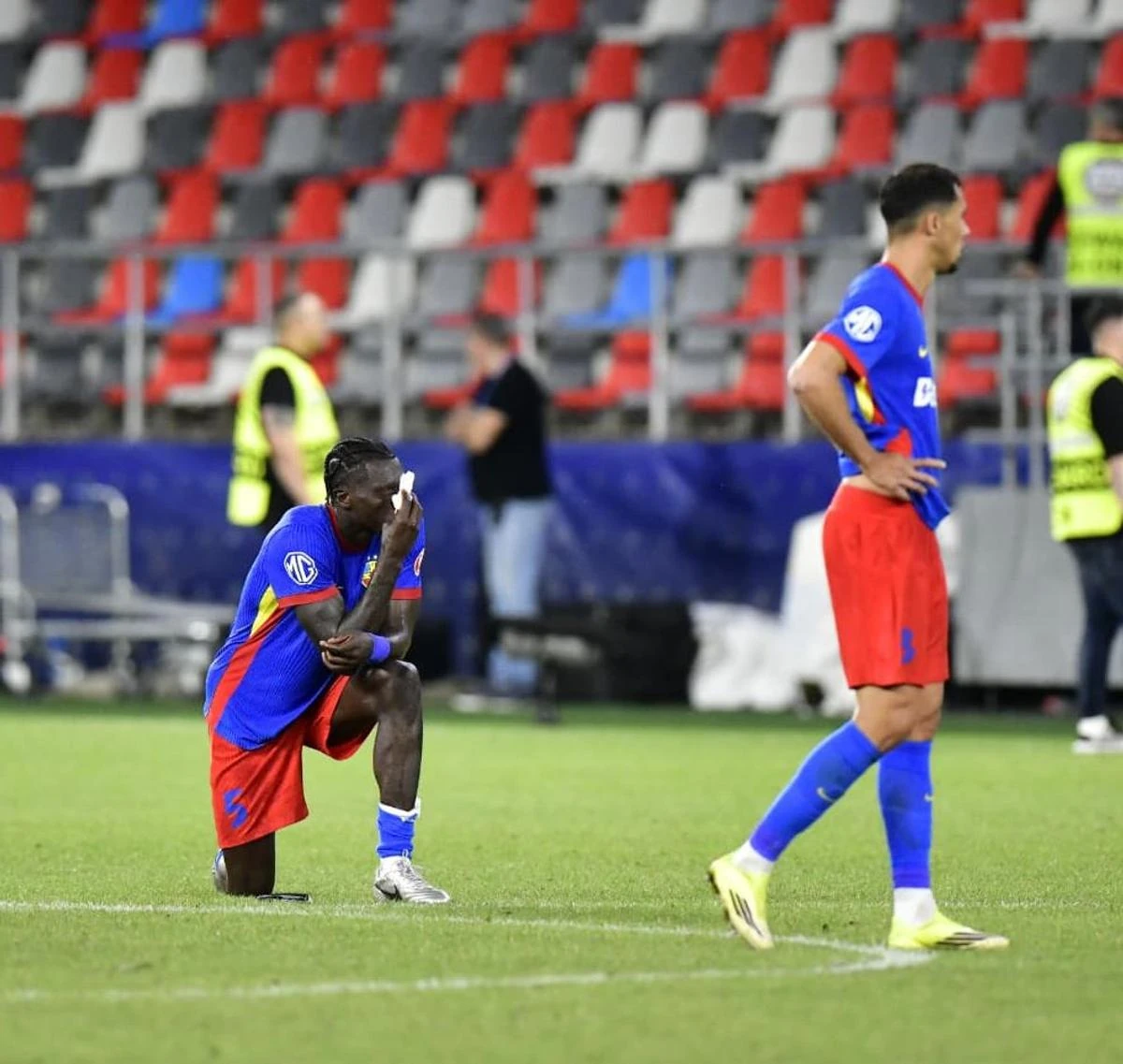 Scenele surprinse în Ghencea, imediat după Auda - FCSB! Titularul a fugit direct la vestiare - Imagi