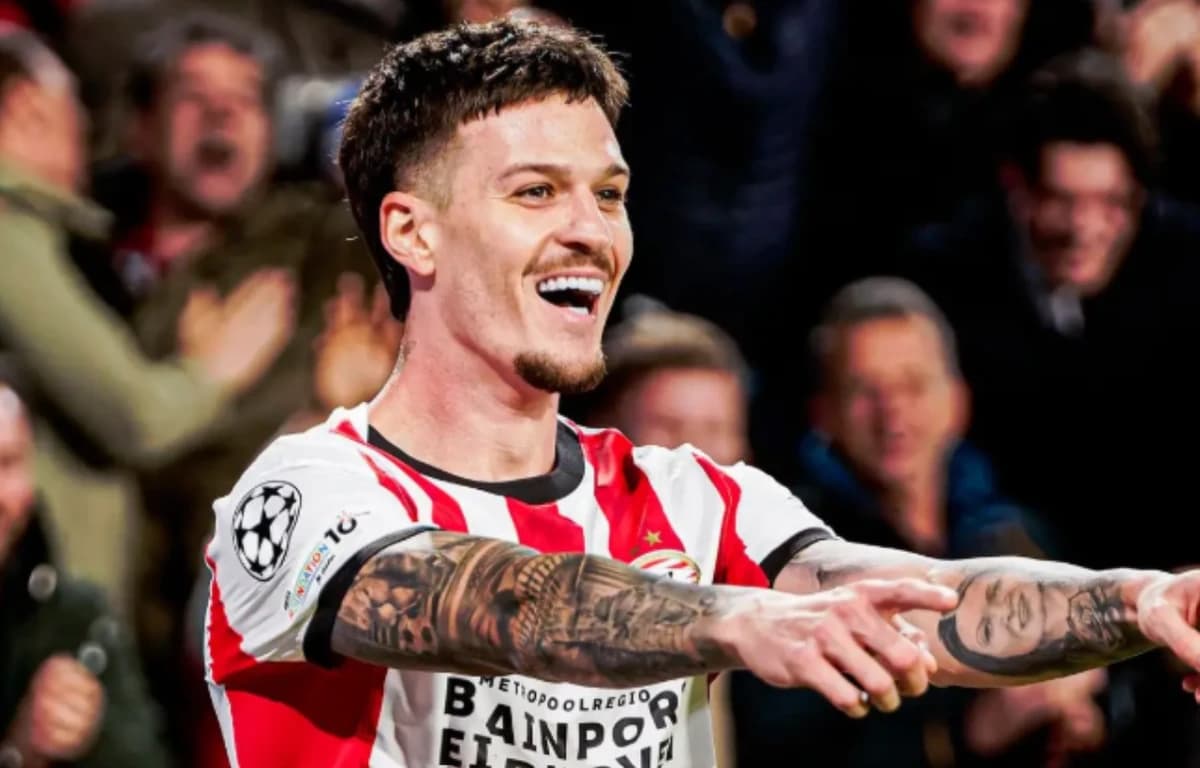 Se pregătește lovitura: PSV negociază transferul lui Dennis Man